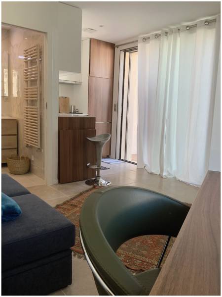 un petit bureau un lit rabbatable intégré au volume