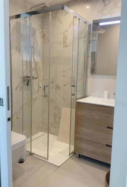 salle de bain et douche en grès cérame effet marbre