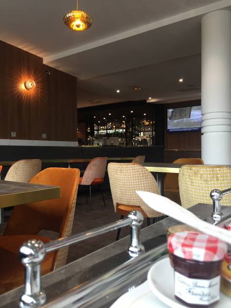 salle de restaurant entièrement rénovée