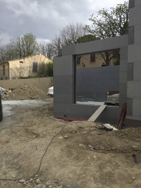 Construction et agencement intérieur d’une bastide contemporaine à deux pas du centre historique d’Aux en Provence.
