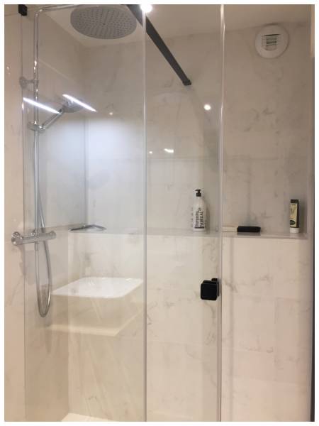 une salle de bain entièrement rénovée